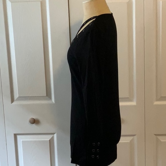 Lynn Ritchie Silver- Black L/S Knit Top- V Cut Out Neck With Silver Grommets-XS - Picture 5 of 10